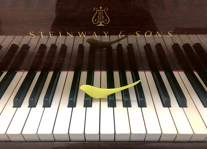 ピアノの鍵盤とことりの置物の写真