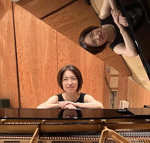 ピアノと写る松下直美の写真